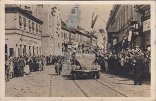 1940 Nagyvárad, bevonulás, Román bank / entry of the Hungarian troops, bank, automobile 'vissza' So. Stpl