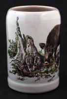 SB Vadászjelenetes kerámia bögre, kézzel festett, jelzett, hibátlan, m:11cm