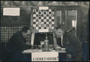 1927 Kecskemét, nemzetközi sakkverseny, jelzés nélküli vintage fotó Kerny István (1879-1963) hagyatékából, 11x16 cm / 1927 Kecskemét, Hungary, Chess competition, photo from István Kerny(1879-1963, )without artist's stamp, 11x16 cm