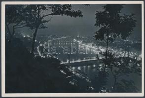 cca 1940 Dulovits Jenő (1903-1972): Budapest kivilágítva, pecséttel, aláírással jelzett vintage fotóművészeti alkotás, 10x15 cm / cca 1940 Jenő Dulovits (1903-1972): Budapest by night, artist's stamp on the verso, 10x15 cm