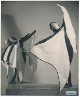 cca 1935 Leichtner Erzsébet vintage fotója Szentpál Olga tánccsoportjának tagjairól, matricával jelzett vintage fotó, 20x17 cm