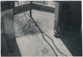 cca 1933 Kinszki Imre (1901-1945): Korán reggel, pecséttel jelzett vintage fotóművészeti alkotás, 10,5x15,5 cm / cca 1933 Imre Kinszki (1901-1945): Early in the morning, artist's stamp ont the verso, 10,5x15,5 cm