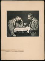 cca 1920 Kerny István (1879-1963) fotóművész önmagával sakkozik, trükkfotó kettős expozícióval, feliratozott, jelzetlen vintage fotó a szerző hagyatékából, 10x12,6 cm, karton 23x17 cm