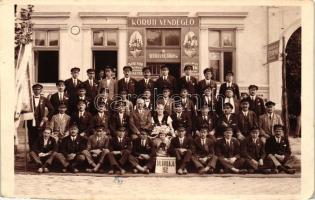 1937 Debrecen, Neumayer Jánosné-féle Körúti vendéglő, az Iparos Dalárda csoportképe, Berzéki műterméból / photo