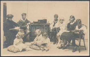 1928 Zita királyné és a gyerekek, fotó, hátulján pecséttel jelzett, 8,5×13,5 cm /  1928 Empress Zita of Austria with her children, photograph, with stamp on its back in Hungarian, 8,5×13,5 cm