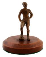 Réz futballista fa posztamensen, jelzés nélkül, 14cm