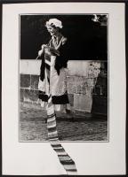 1985 Arató Tibor: Kötőmánia, feliratozott vintage fotóművészeti alkotás, 40x30 cm
