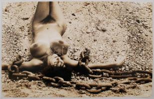 1984 Göbölyös László: Akt lánccal, feliratozott vintage fotóművészeti alkotás, 25x39 cm / 1984 László Göbölyös: Nude photo, with description on the verso, 25x39 cm
