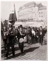 cca 1919 Általános egyenlő titkos választójogot követelő sztrájkolók Budapesten, 30x24 cm