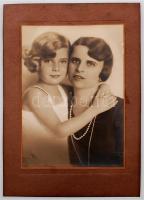 cca 1925 Gaiduschek Erzsi (1875-1956): Anya gyermekével, hidegpecséttel jelzett, 23,5x16,5 cm, karton 32,5x22,5 cm