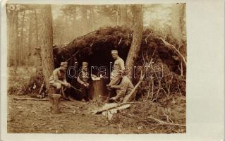 1915 Szalonnát pirító vöröskeresztes katonák az orosz fronton / WWI K.u.K. Red Cross soldiers at the Russian front 'K.u.K. Feldmarodenhaus Nr. 2/2' cancellation (EK)