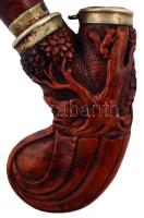 Vadászmotívumokkal rendkívül gazdagon díszített, faragott fa pipafej fém szerelékkel, jelzett a szer...