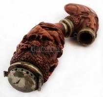 Vadászmotívumokkal rendkívül gazdagon díszített, faragott fa pipafej fém szerelékkel, jelzett a szer...