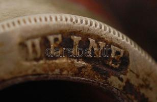 Vadászmotívumokkal rendkívül gazdagon díszített, faragott fa pipafej fém szerelékkel, jelzett a szer...