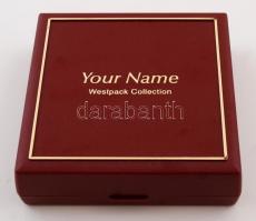 Dekoratív ezüst-kék színű karkötő, shamballa gyöngyökkel díszítve