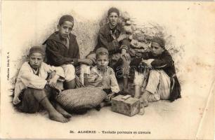 Algerie, Yaoleds porteurs et cireurs / Algerian folklore, shoeshiners (small tear)