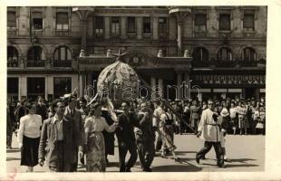 Debrecen, Debreceni Textilnagykereskedés, 50-es évekbeli munkásmozgalmi felvonulás, photo (EK)