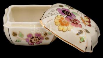 Zsolnay pillangómintás porcelán ékszertartó, kézzel festett, hibátlan, jelzett, 8x8x4,5 cm