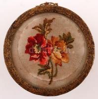 Díszes filigrán réz bonbonier, üveg belsővel, fedelén gobelin képpel, d: 8,5 cm