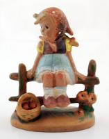 Kerítésen ülő kislány, kisméretű kerámia szobor, kézzel festett, jelzés nélkül, kis lekopásokkal, m:...