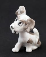 Kerítésen ülő kislány, kisméretű kerámia szobor, kézzel festett, jelzés nélkül, kis lekopásokkal, m:...