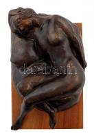 Jelzés nélkül: Fekvő akt. Bronzírózott műgyanta, fa talapzaton, 26×18 cm