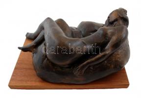 Jelzés nélkül: Fekvő akt. Bronzírózott műgyanta, fa talapzaton, 26×18 cm