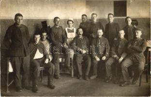 WWI German soldiers, hospital, nurses, group photo