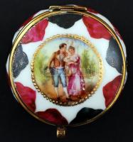 Szerelmes párt ábrázoló német porcelán ékszertartó szelence. Hibátlan. / German porcelain d: 7 cm