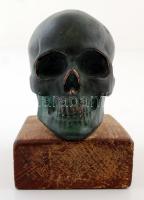 Koponya fa talapzaton, patinázott réz, 10×10 cm/ Skull on wood base, copper, 10 x 10 cm