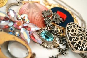 Érdekes bizsu tétel lánccal, medálokkal, brossal, fülbevalókkal