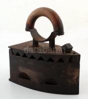 Régi öntöttvas szenes vasaló,/ Vintage coal iron, 
m:22 cm h:22 cm