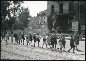 cca 1946-1948 Budapest, úttörők rohamcsapata a romos főváros utcáin, későbbi előhívás, 17x24 cm