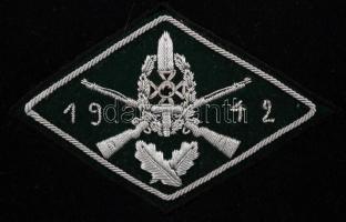 1942 Katonai, vagy vadász karszalag. Tölgyfalombok fölött keresztbe tett puska, kard és vas?kereszt....