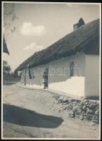 cca 1935 Belházy Dezső: Faluvégi ház, aláírt vintage fotóművészeti alkotás, 24x17,5 cm