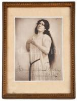 cca 1920 Nanny Larsén-Todsen svéd operaénekesnő Brünhilde szerepében, aláírt fotó üvegezett keretben / cca 1920 Nanny Larsén-Todsen Swedish opera singer autograph signed photo in frame 17x24 cm