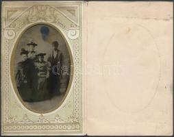 cca 1880 Ferrotípia Horváth Zsolt első amerikai gyorsfényképeszéből. Díszes papírtokkal / Vintage fe...