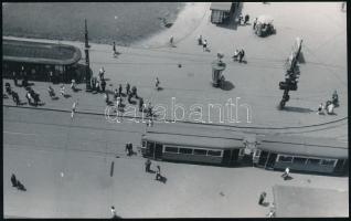 1967 Budapest, a Keleti pályaudvar előtti villamosmegálló, 9x13,5 cm