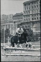 cca 1948 Budapest, lovas bemutató a megtisztított Vérmezőn, a háttérben még látszanak a budai vár háborúban megrongált épületei, 18x12 cm