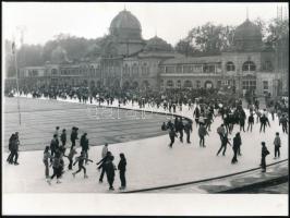 1969 és 1982 A budapesti műjégpálya a Városligetben, 2 db fotó, az egyik hátoldalon feliratozott MTI sajtófotó, 18x24 cm