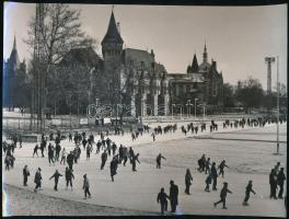1969 és 1982 A budapesti műjégpálya a Városligetben, 2 db fotó, az egyik hátoldalon feliratozott MTI...