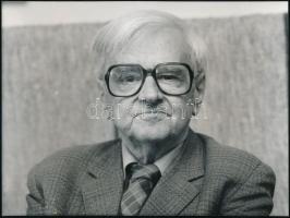 1983-1987 Weöres Sándor (1913-1989) költő, 3 db feliratozott sajtófotó, 24x18 cm