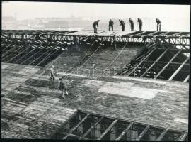 cca 1975 Budapest, a Nyugati pályaudvar tetőszerkezetének felújítása, hozzáadva a pályaudvar cca 1900-as látképét, amely egy későbbi másolat, 9x14 cm és 15x21 cm