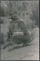 cca 1975 Bújócska, finoman erotikus fénykép, 14x9 cm / cca 1975 Erotic photo, 14x9 cm