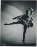 cca 1935 Szentpál Mária a színpadon, Leichtner Erzsébet pecséttel jelzett vintage fotója, 22x17,5 cm