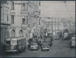 1963 Budapesti tömegközlekedés, a 12A autóbusz, a 4-es és 6-os villamos a Margit híd budai hídfőjénél, 9x12 cm