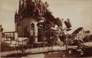 1916-a francia Bernoulli tengeralattjáró által megtorpedózott SMS Csepel torpedónaszád / Hungarian torpedo boat damaged by a French shell, photo