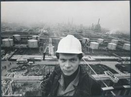 1975 Féner Tamás(1938-): Százhalombattai mérnök, jelzetlen, bemutatva a Magyarország ma című fotókiállításon 1975-ben, a Magyar Munkásmozgalmi Múzeumban, 18x24 cm