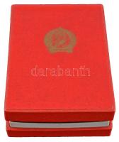 ~1950. "Kiváló Dolgozó" Rákosi-címeres zománcozott fém kitüntetés miniatűrrel, Rákosi-címe...