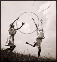 1939 Dr. Csörgeő Tibor (1896-1968): Szabadtéri karika gyakorlat, jelzés nélküli vintage fotóművészeti alkotás a szerző hagyatékából, 30x29 cm